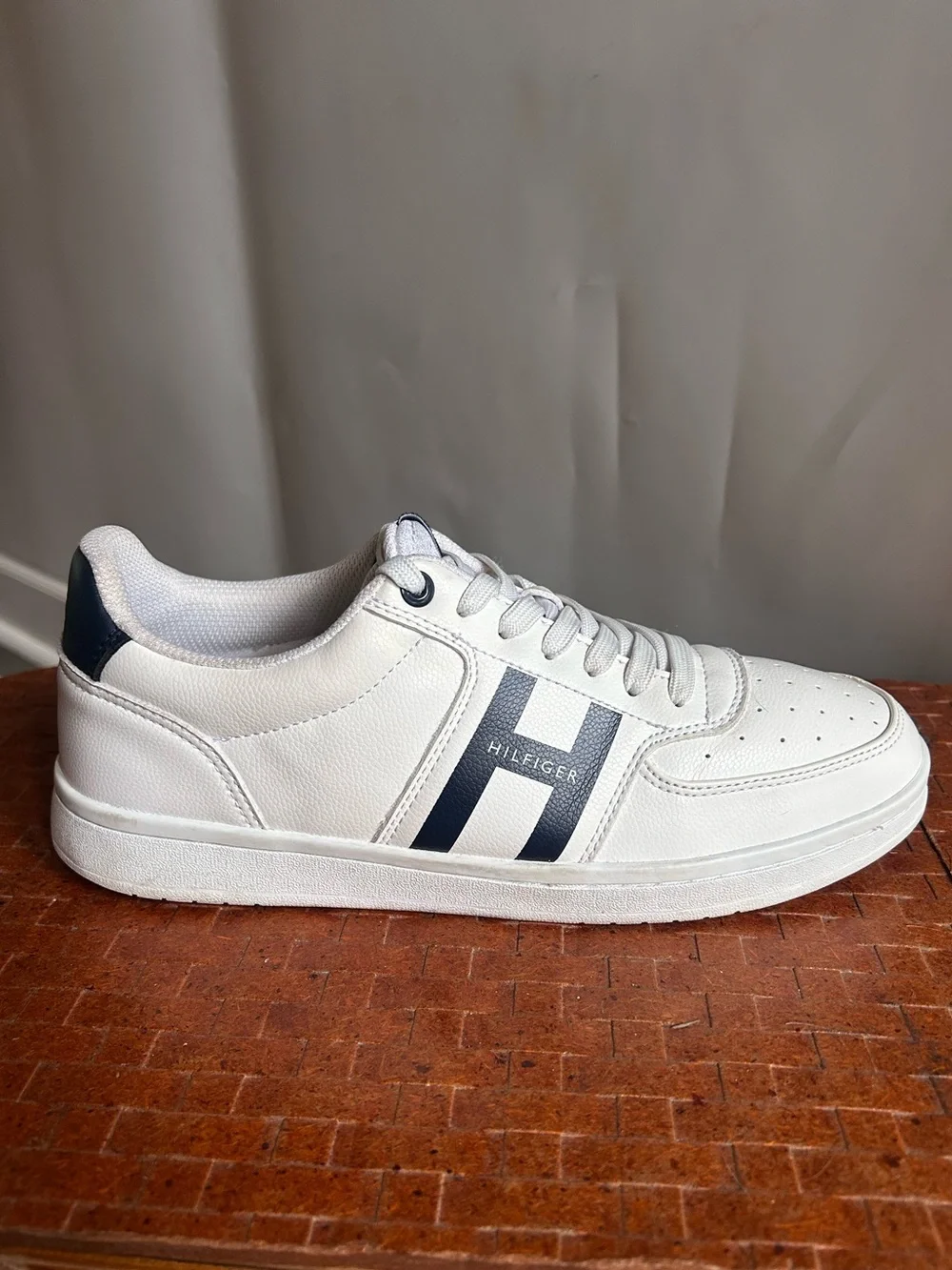 Tommy Hilfiger Lason Sneakers Men’s Size 8 White Vegan Leather Casual Shoes Prep